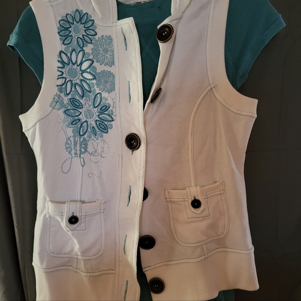 Medium Maurices White Hooded Vest with Teal shirt
